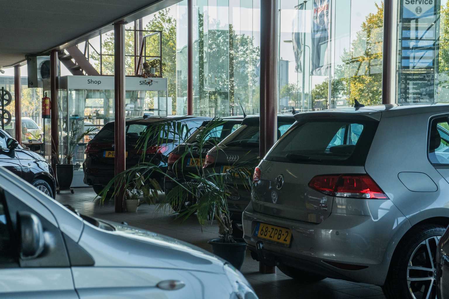 Buitenkant van AutoCentrum Zevenbergen
